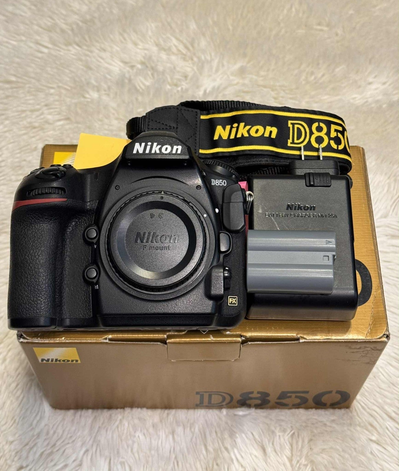 (MINT) Nikon D850 45.7MP Digital SLR Camera - Black (Body Only)