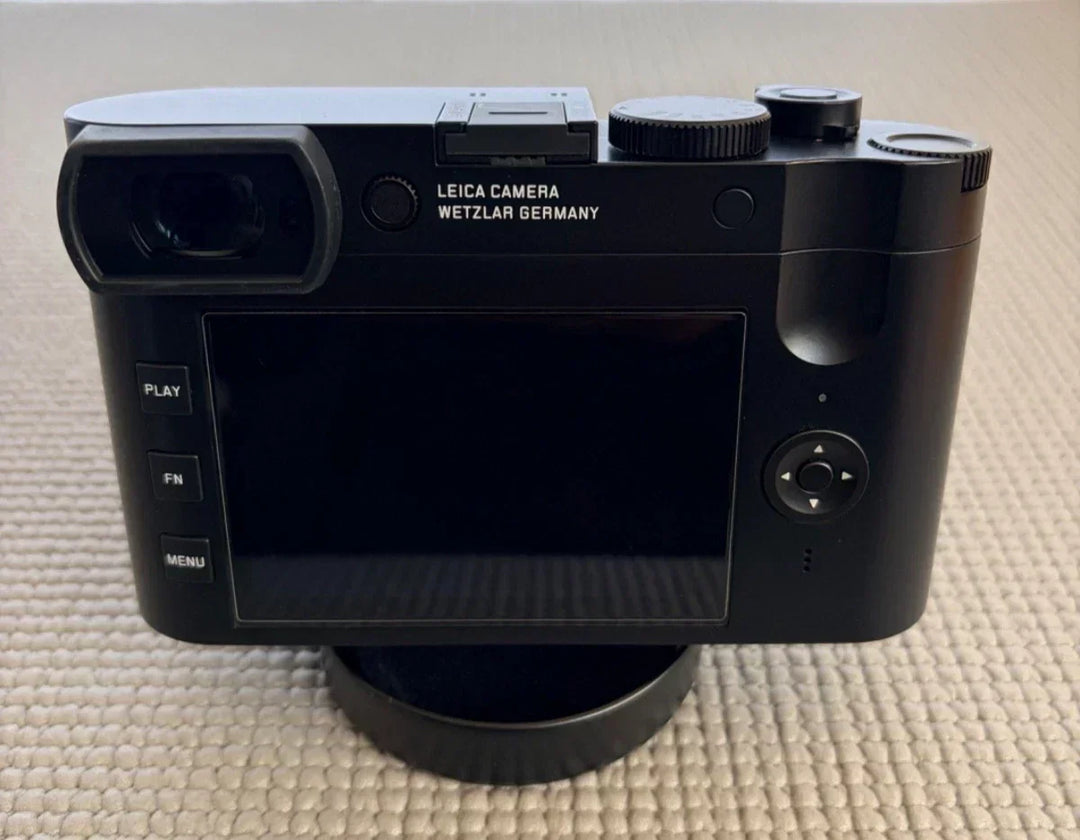 Leica Q2 47.3 MP Digital SLR Camera - Pristine condition w/extras